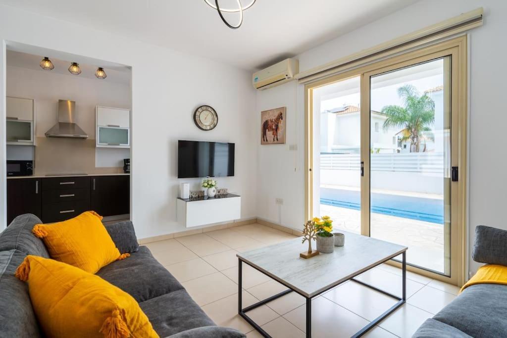 Stellar 3-bedroom And Pool In Βίλα